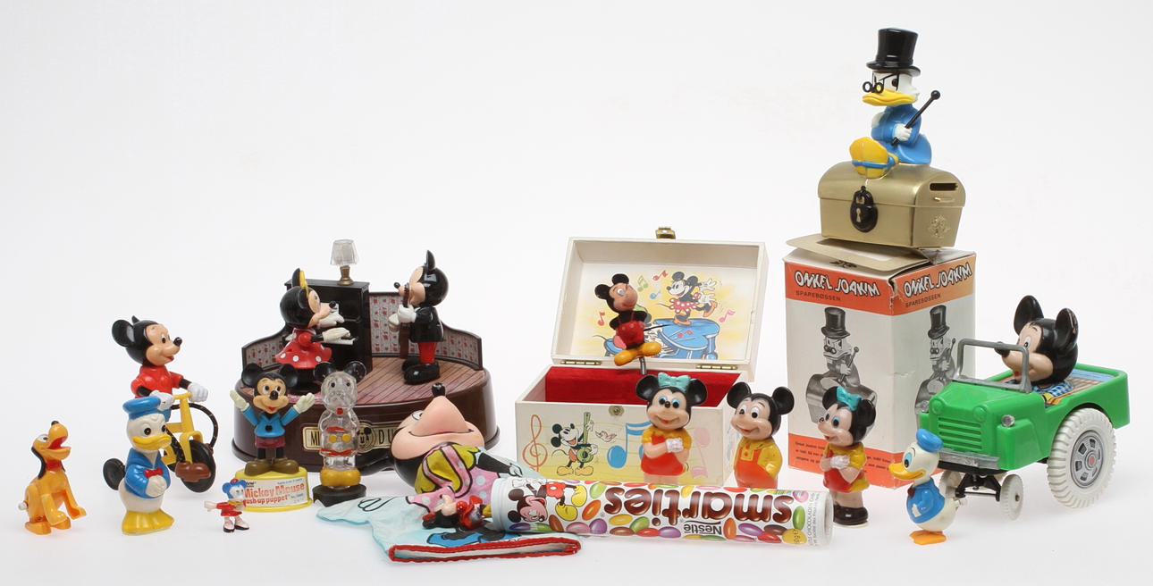 DISNEY parti med cirka 14 delar, Japan, Korea, Finland, Kina bland annat.