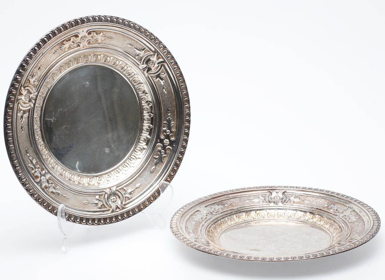 TALLRIKAR, ett par, silver, vikt ca 1288,2 gram.