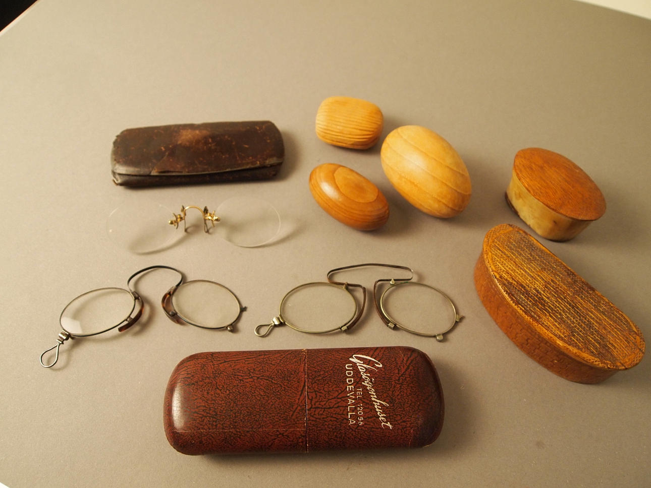 GAMLA GLASÖGON, SNUSDOSA I TRÄ MM.