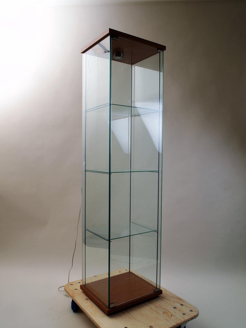 GABINETE CON ILUMINACIÓN, IKEA.