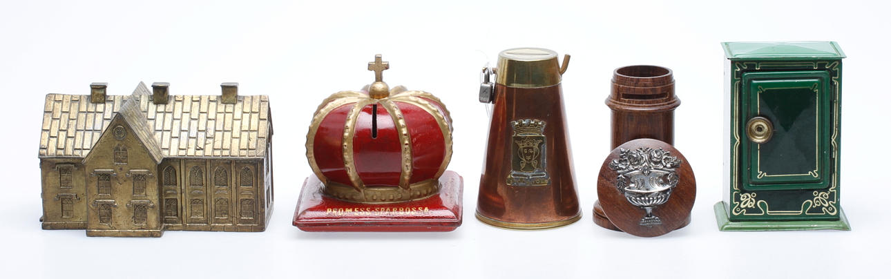 SPARBÖSSOR, 5 st, metall och trä, 1900-talets första hälft.