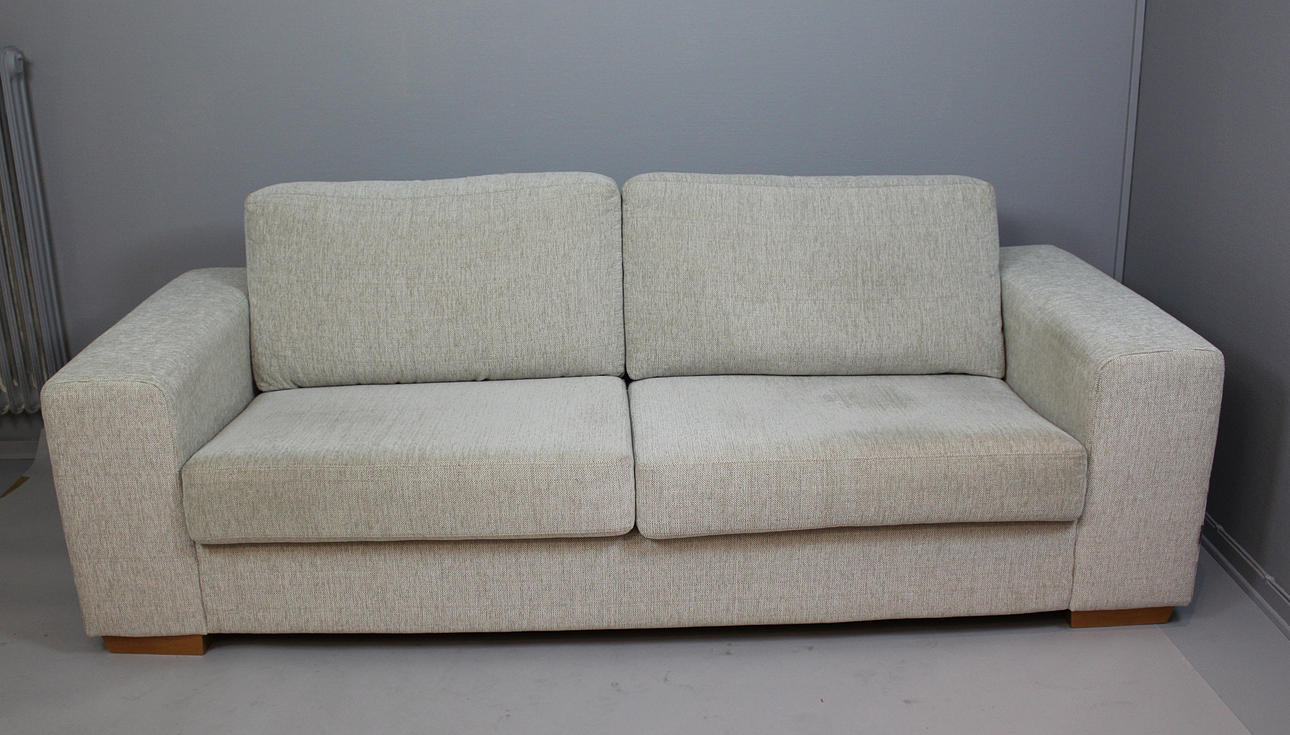 3 SITS SOFFA med puff i grått tyg (2). 2000-tal.