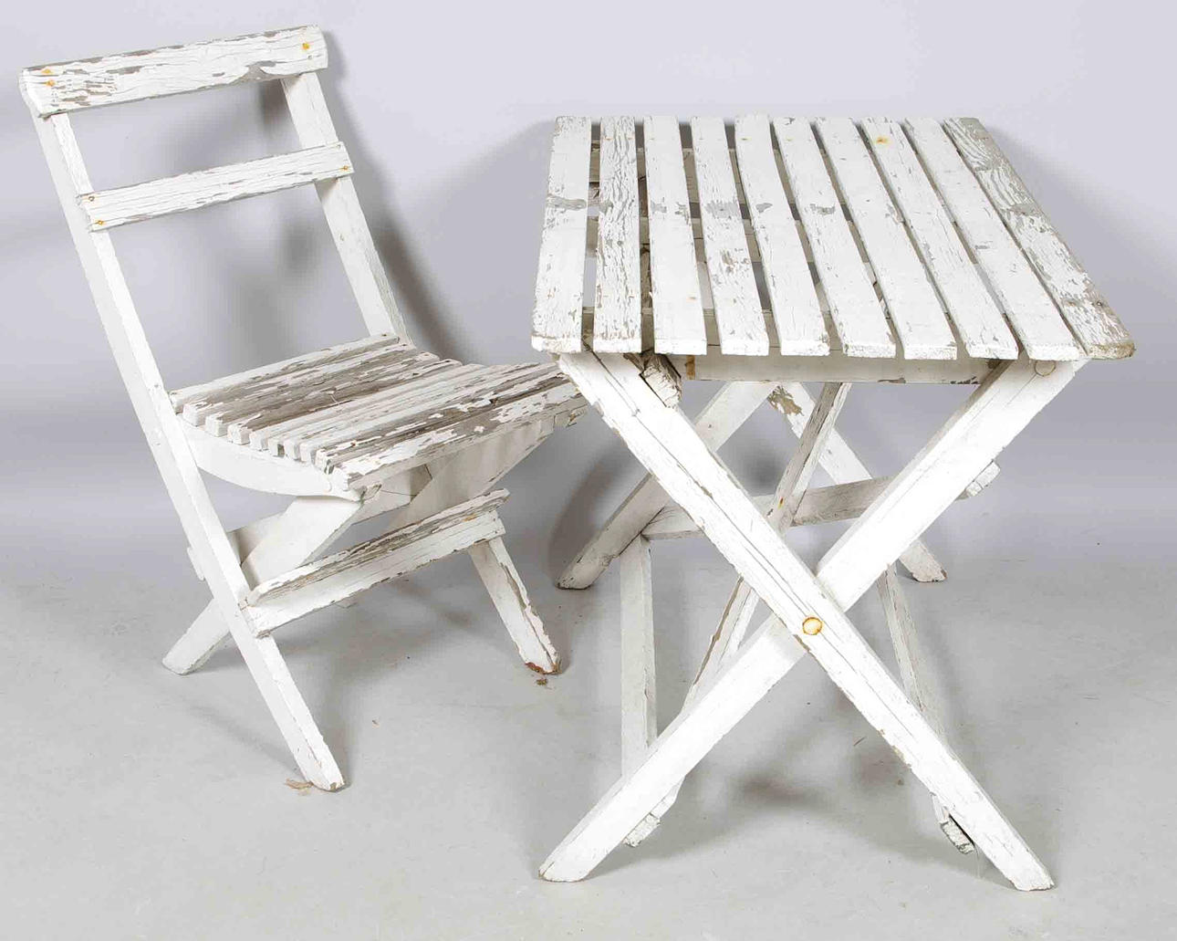 TRÄDGÅRDSMÖBLER, bord samt 1 stol.