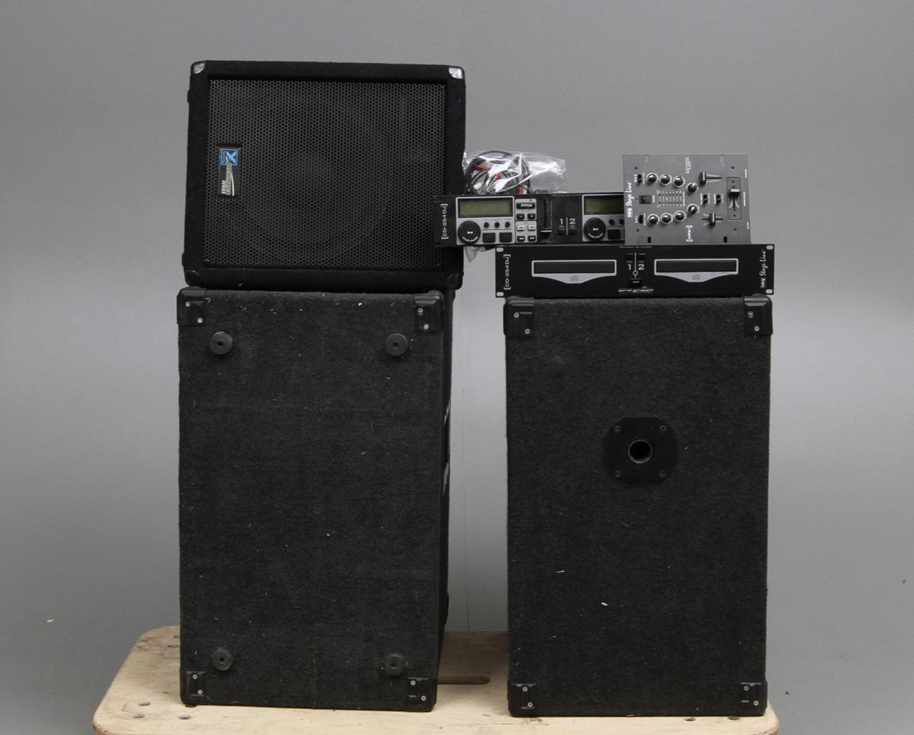 DJ UTRUSTNING, högtalare samt mixerbord.