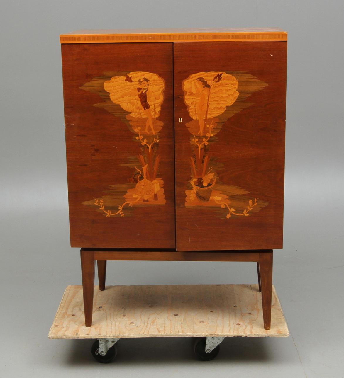 SKÅP, med intrasiadekor, 1900-tal.