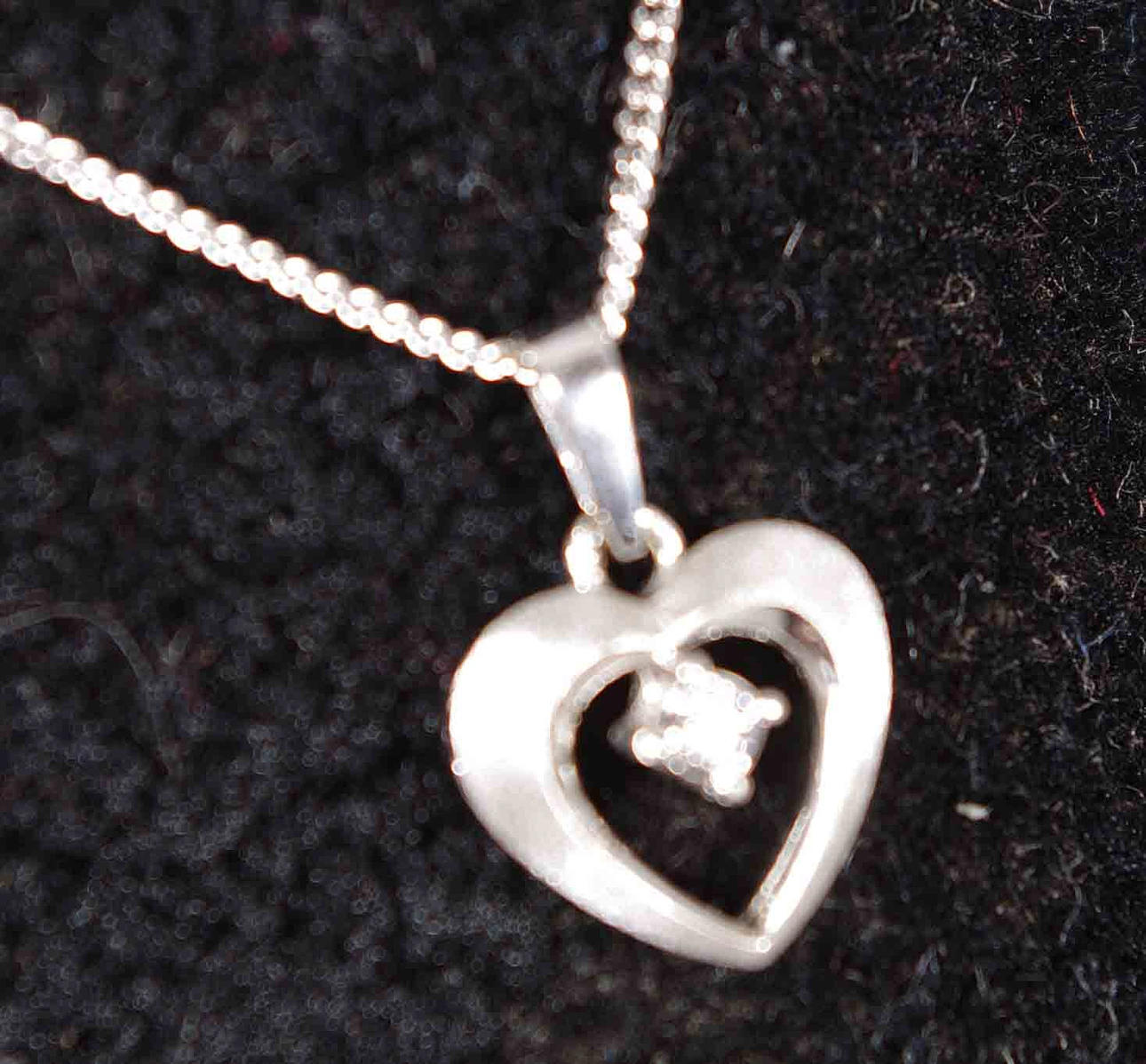 HALSBAND MED HÄNGE, 18K vitguld.