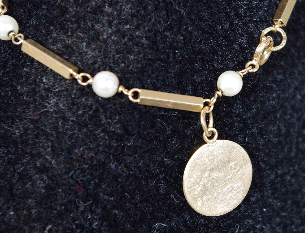 ARMBAND MED PÄRLOR OCH BERLOCK, 18 k guld.