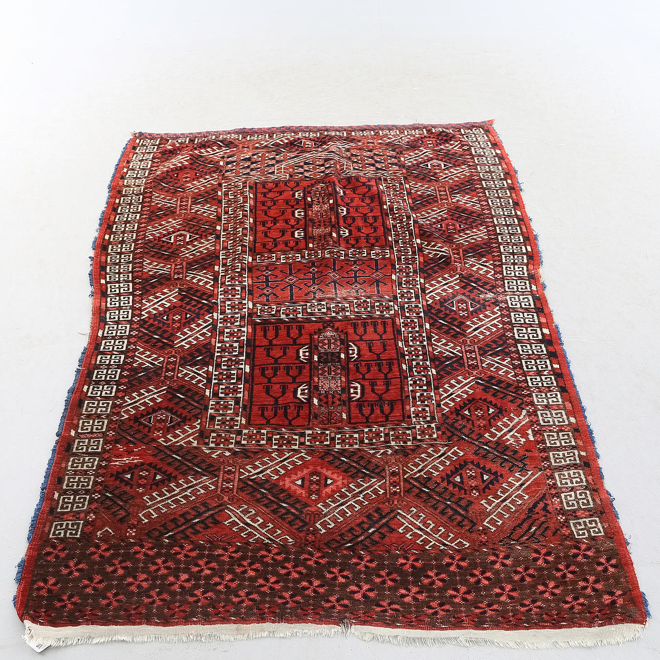 CARPET, approx. 138x115 cm.