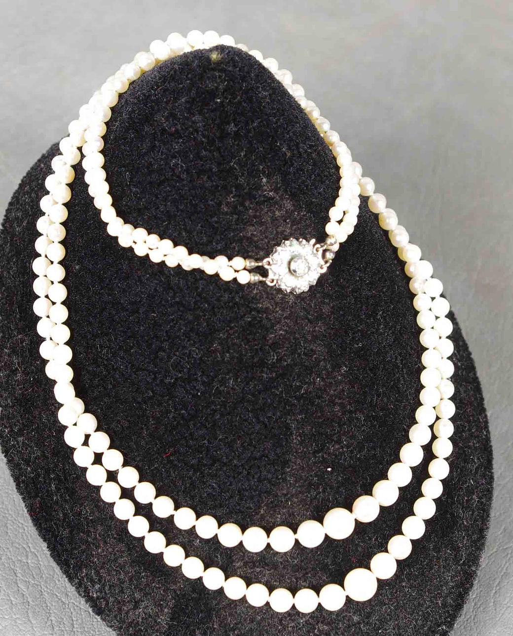PÄRLHALSBAND MED SILVERLÅS, odlade pärlor.