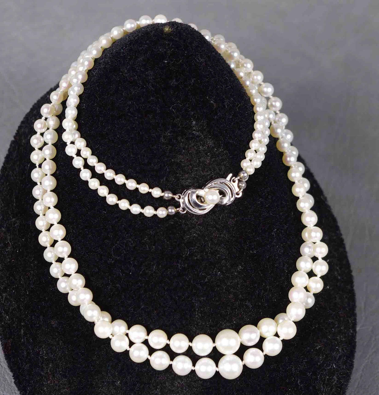 PÄRLHALSBAND MED SILVERLÅS, odlade pärlor.