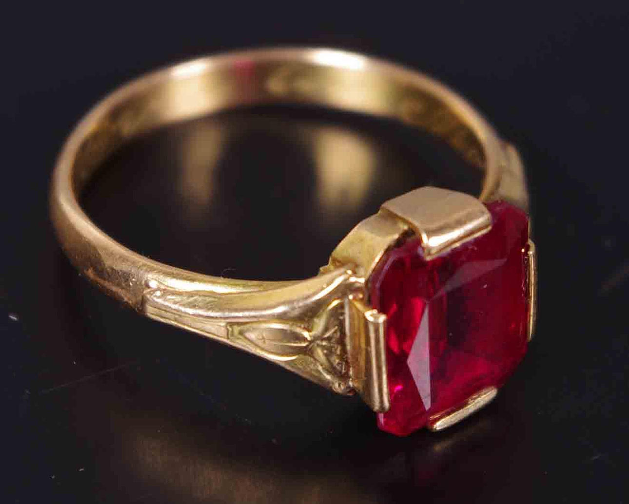 RING MED RÖD STEN, 18K guld.