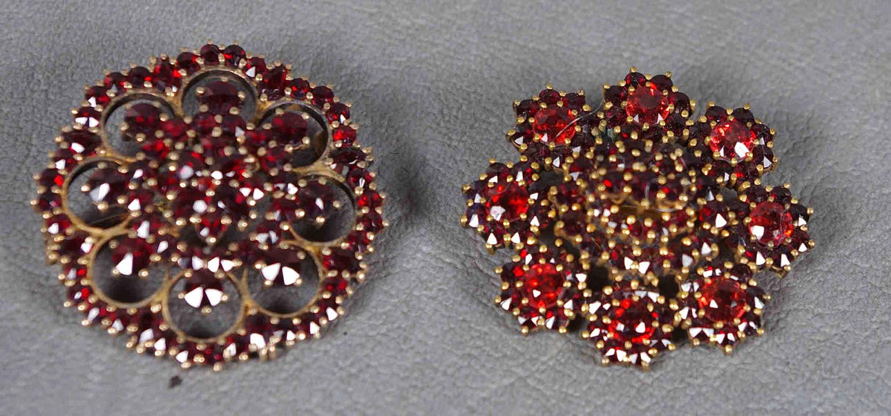 GRANATBROSCHER, 2 stycken.