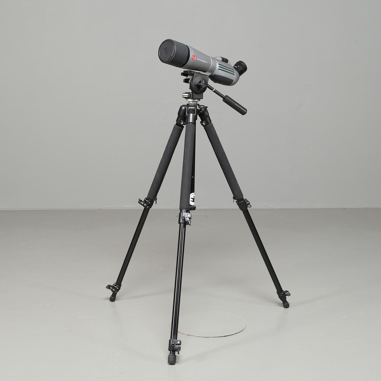 Kikkert med stativ, Leica APO-Televid 77.