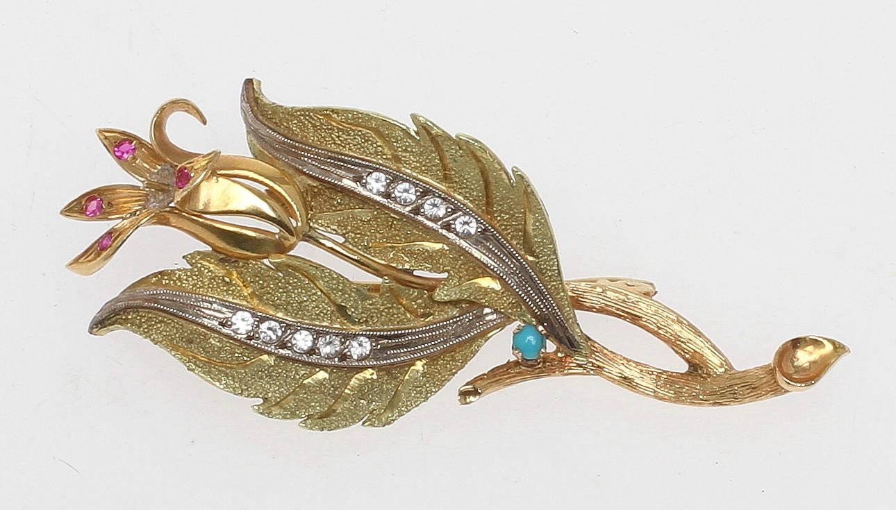 BROSCH i form av blomma, 8k/14k/18k guld. Tot vikt ca 9,1 gram.