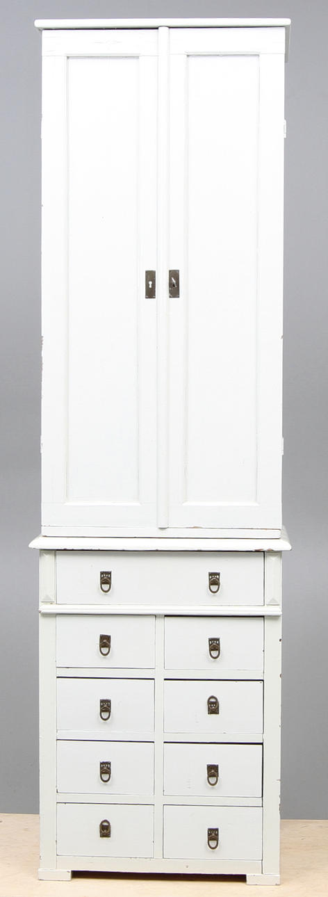 SKÅP, vitmålat, 1900 talets början.