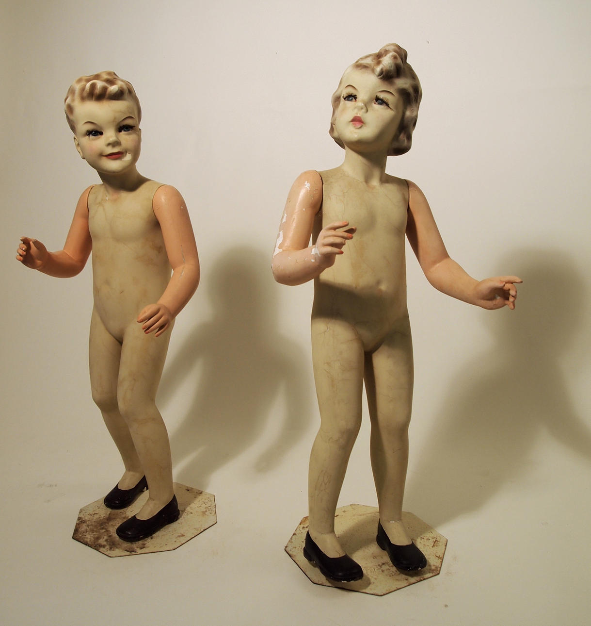 2 STÜCKE SCHAUFENSTERFIGUREN, KINDER.