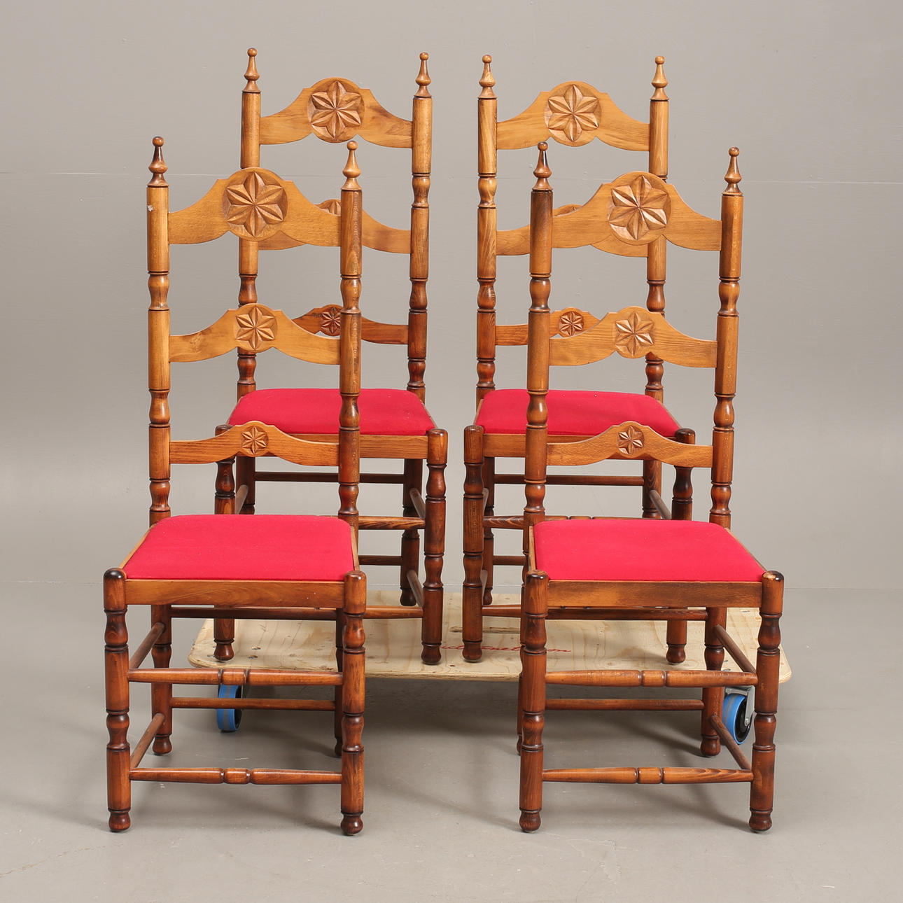 STOLAR, nygotisk stil, hög rygg.