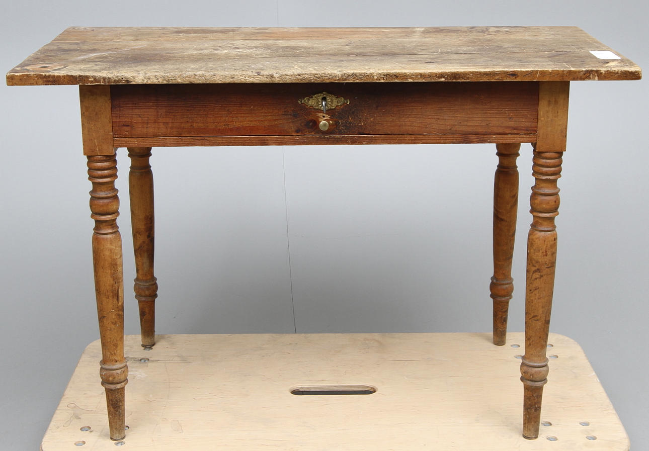 BÄNK/SKRIVBORD, div urverk verktyg med mera, 1800 tal.