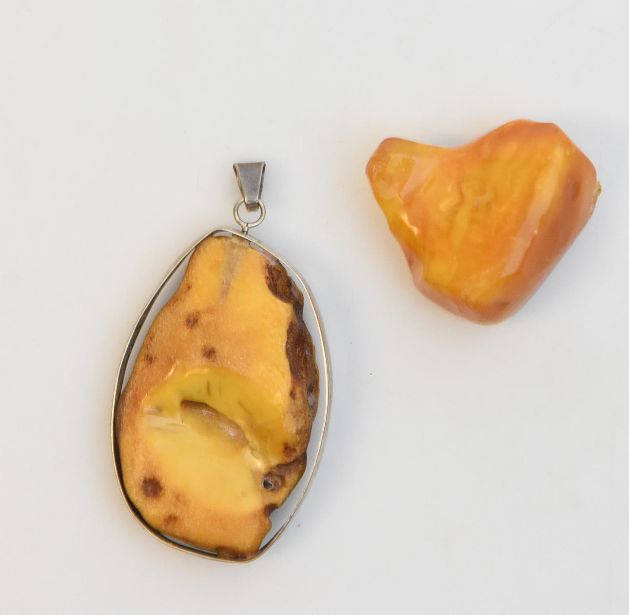 ANHÄNGER, BERNSTEIN, unbearbeitet.