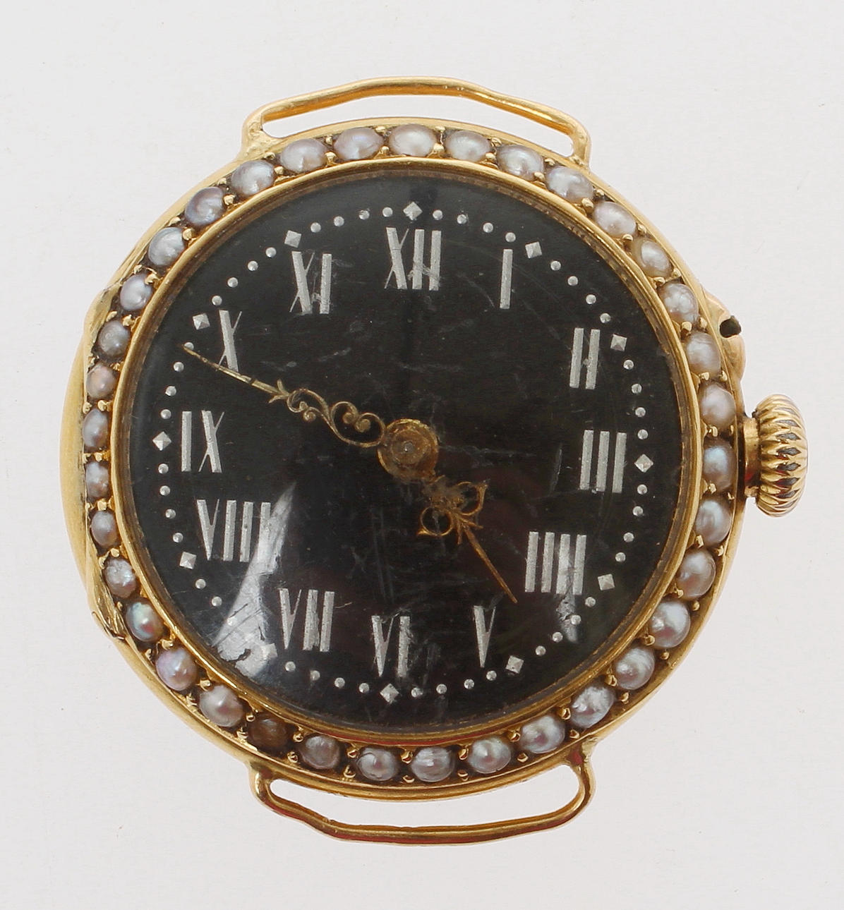 BOETT, mekanisk, 18k guld med infattade pärlor samt emalj. Total vikt inkl verk och glas ca 16,5 gram. Sekelskiftet 1800/1900.