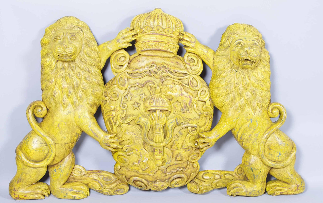 VAPENSKÖLD, gulmålat trä.