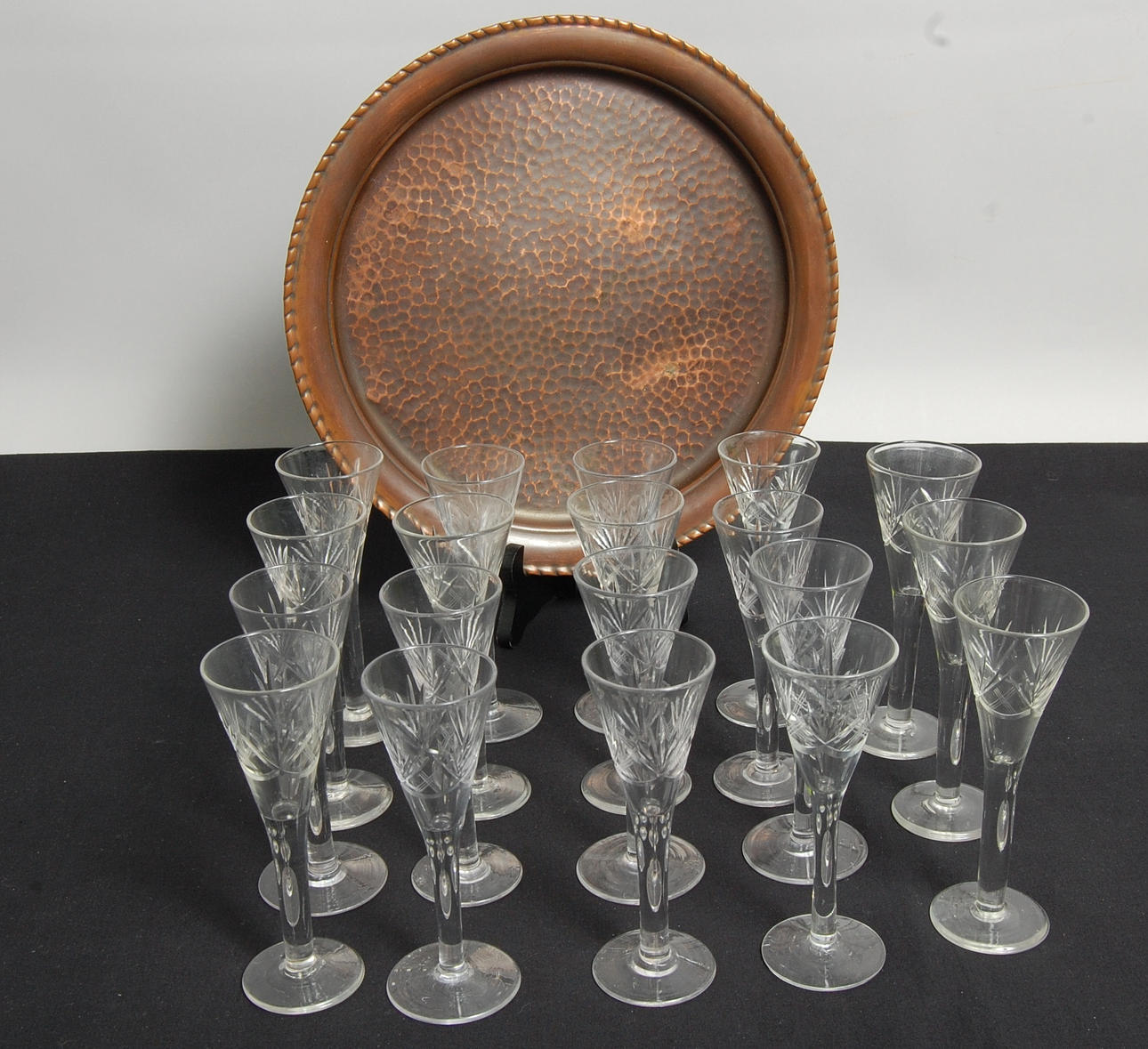 SNAPSGLAS, 19 delar, med bricka koppar, jugend.