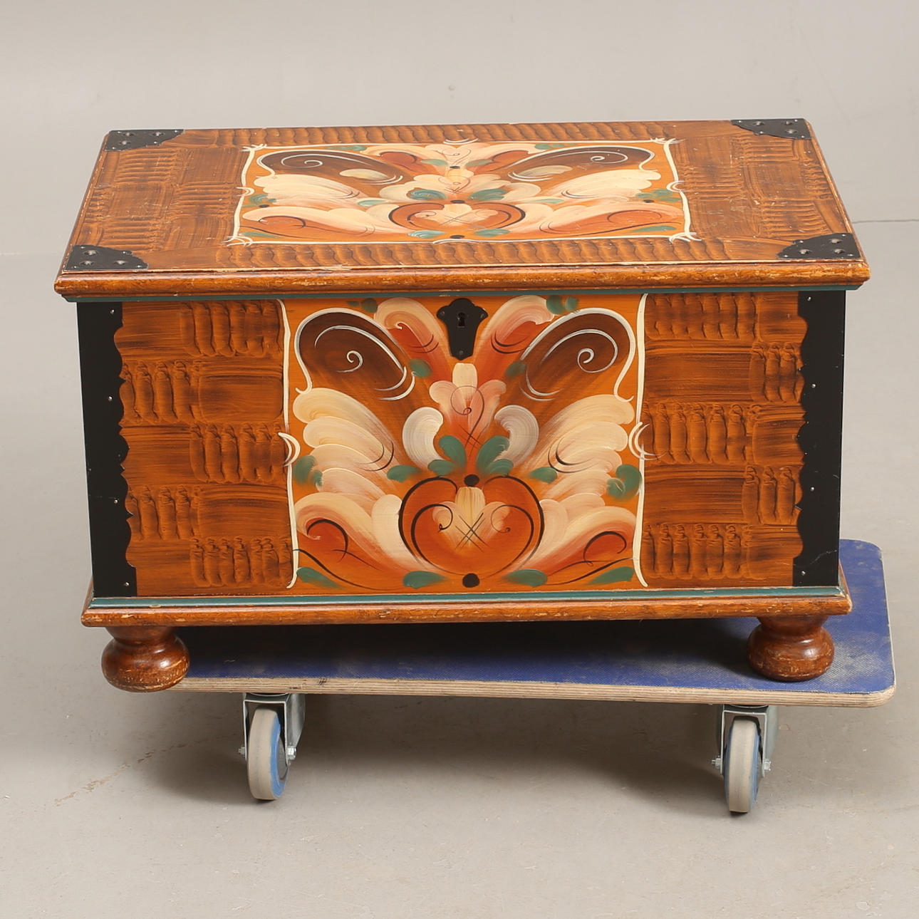 BRUDKISTA, kurbitsmålad. 1900-tal.