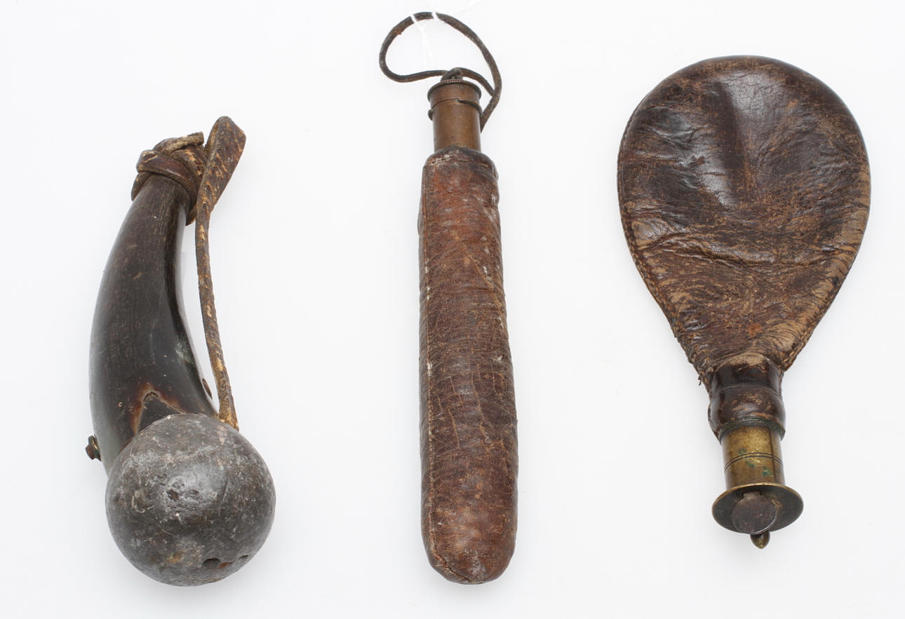 KRUTHORN samt KRUTPUNGAR, 3 st, 1800-tal.