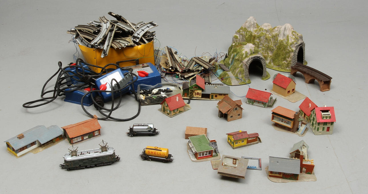 MODELLTÅG MÄRKLIN E-lok RET800, räls, växllar, vagnar, hus, trafo med mera.