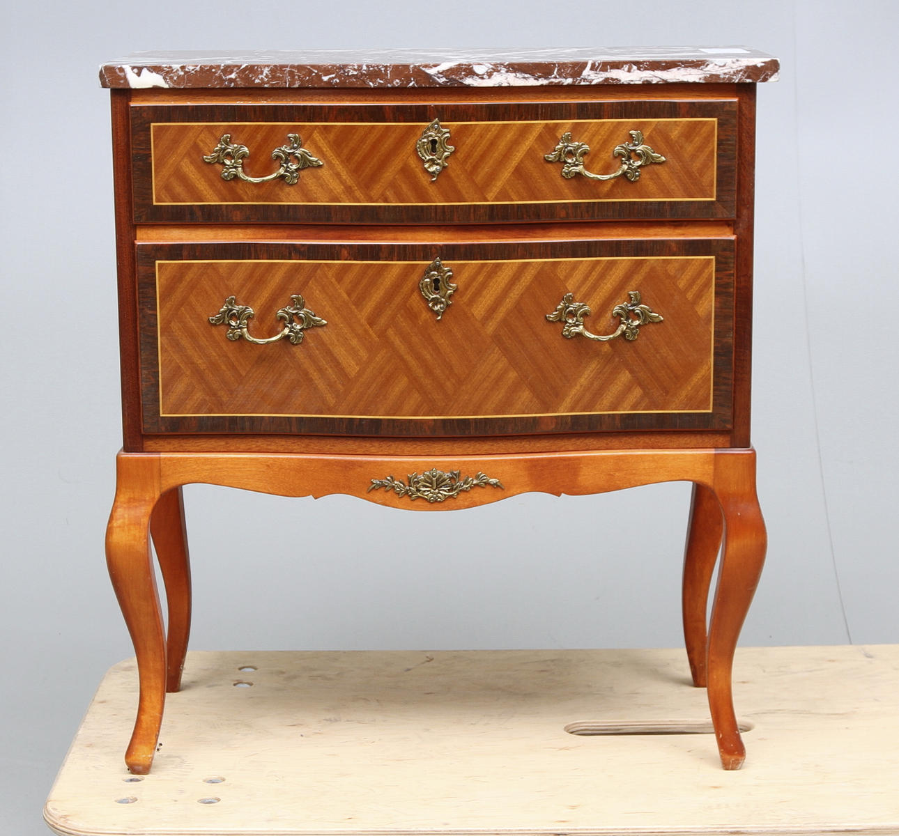 BYRÅ MED STENSKIVA, rokokostil.