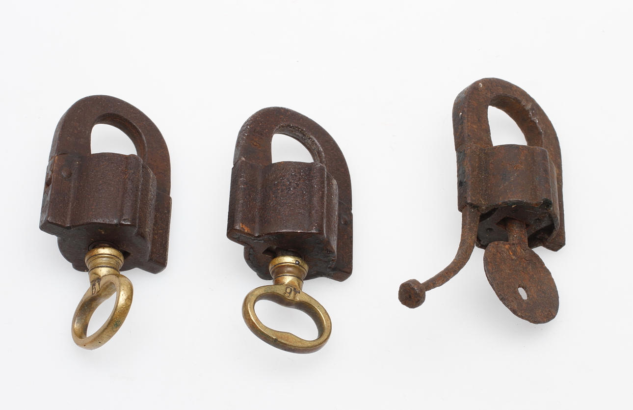 POLHEMSLÅS, 3 st, järn, 1700/1800-tal.