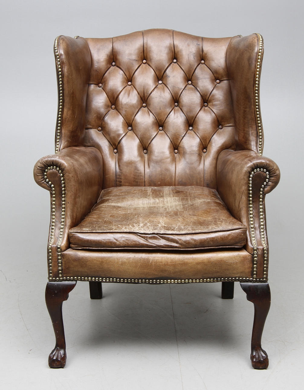 ÖRONLAPPSFÅTÖLJ, Skinn, Engelsk stil, 1900 tal.