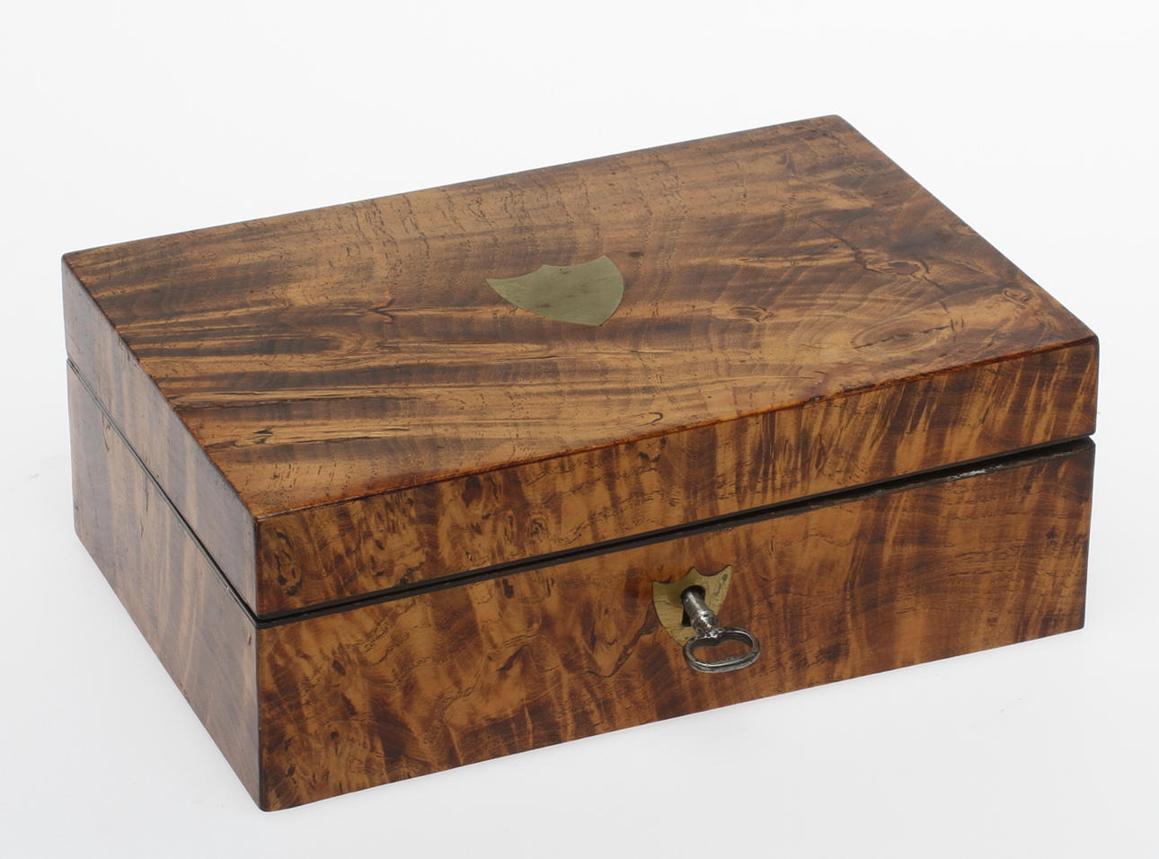 SKRIN, trä, med inredning, bland annat sytillbehör, 1800-talets andra hälft.