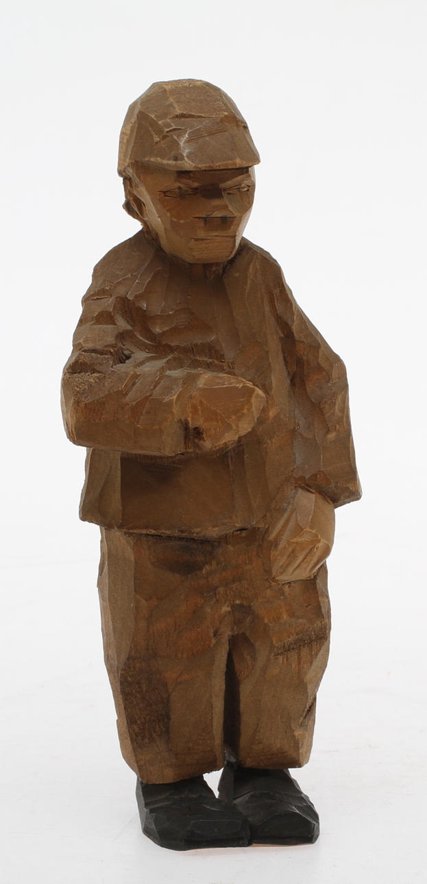 AXEL PETERSSON DÖDERHULTARN. Vallpojke, figurin, skuret trä, signerad.