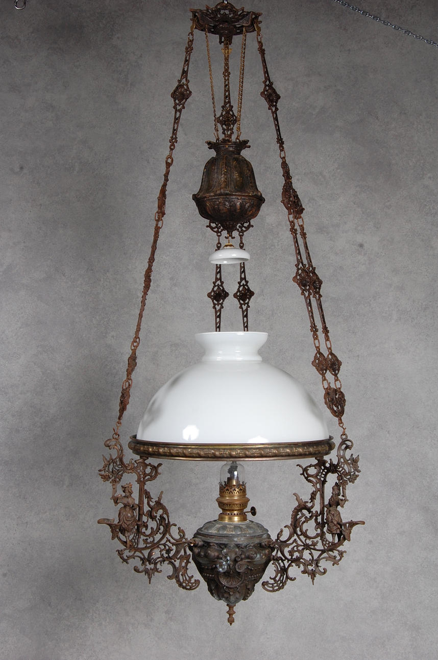 FOTOGENLAMPA, stor, rikt dekorerad med damer i krinolin,18-1900-tal.