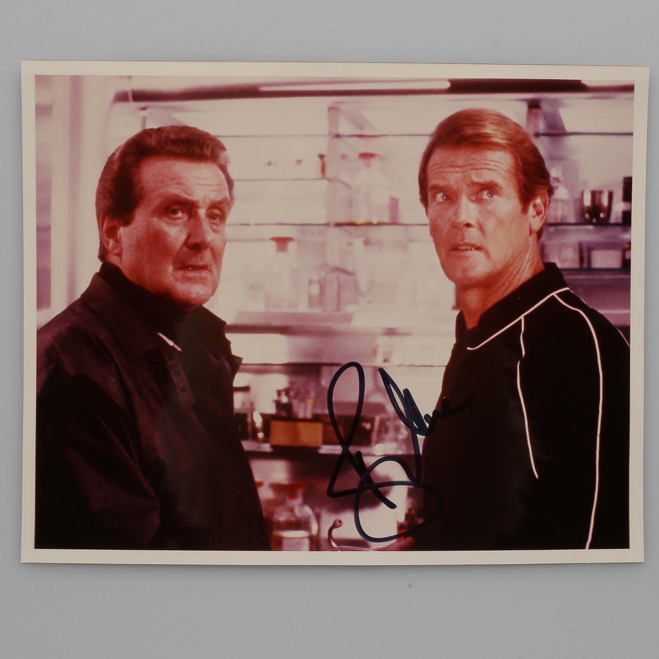 AUTOGRAF. ROGER MOORE, (ENGELSK SKUEspiller, (1927-2017).