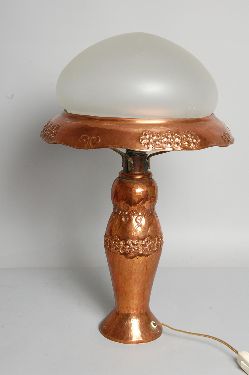 BORDSLAMPA, jugend, 1900-talets första hälft.