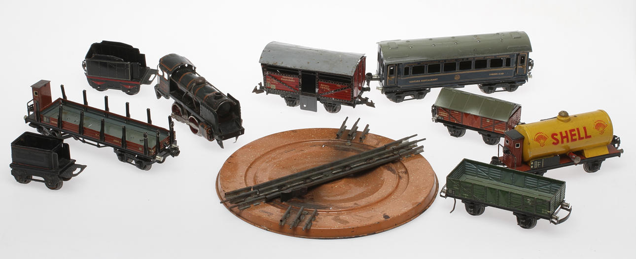 MODELLTÅG MÄRKLIN spår 0. Vändskiva, 5 vagnar och räls. Tillkommer ett ånglok okänd tillverkare och Bing godsvagn.