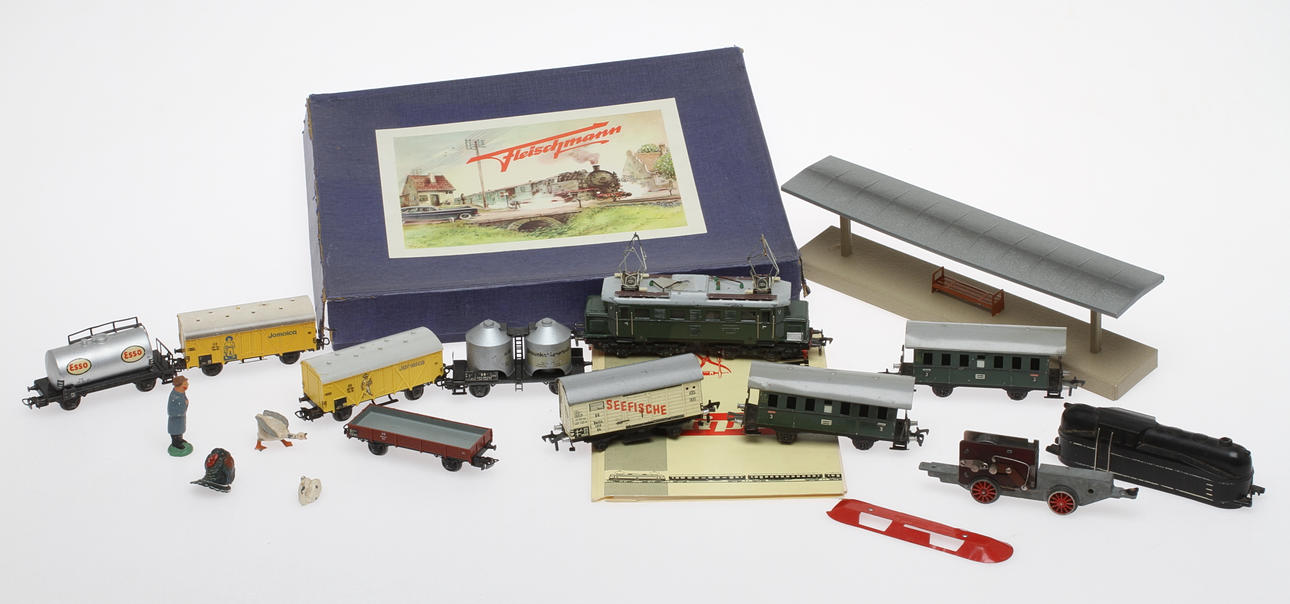 MODELLTÅG FLEISCHMANN tågsats 1000/2 P med ånglok 1305 i originalkartong, E-lok1335, ånglok 1300 och 3 vagnar.