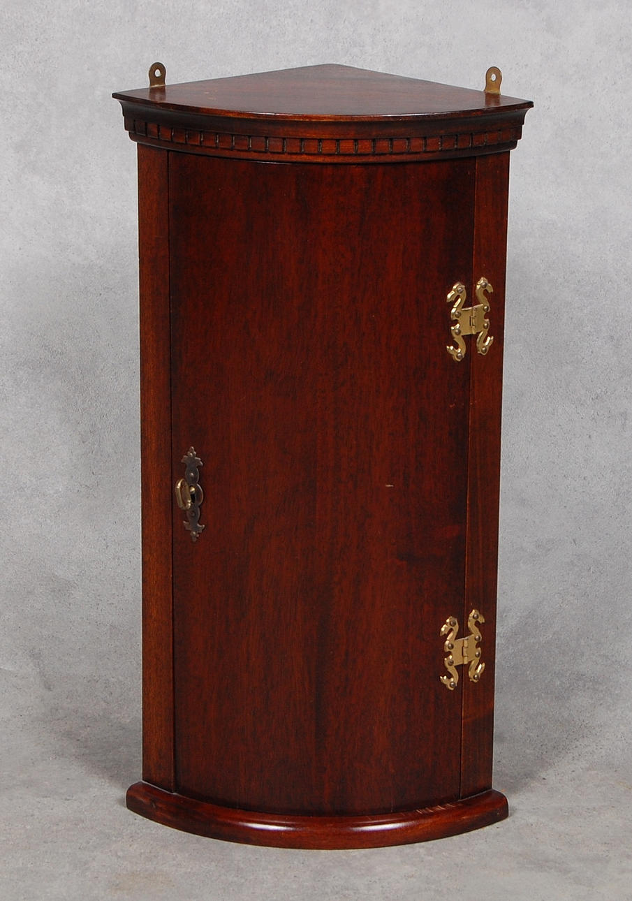 HÖRNSKÅP, 1900-talets slut.