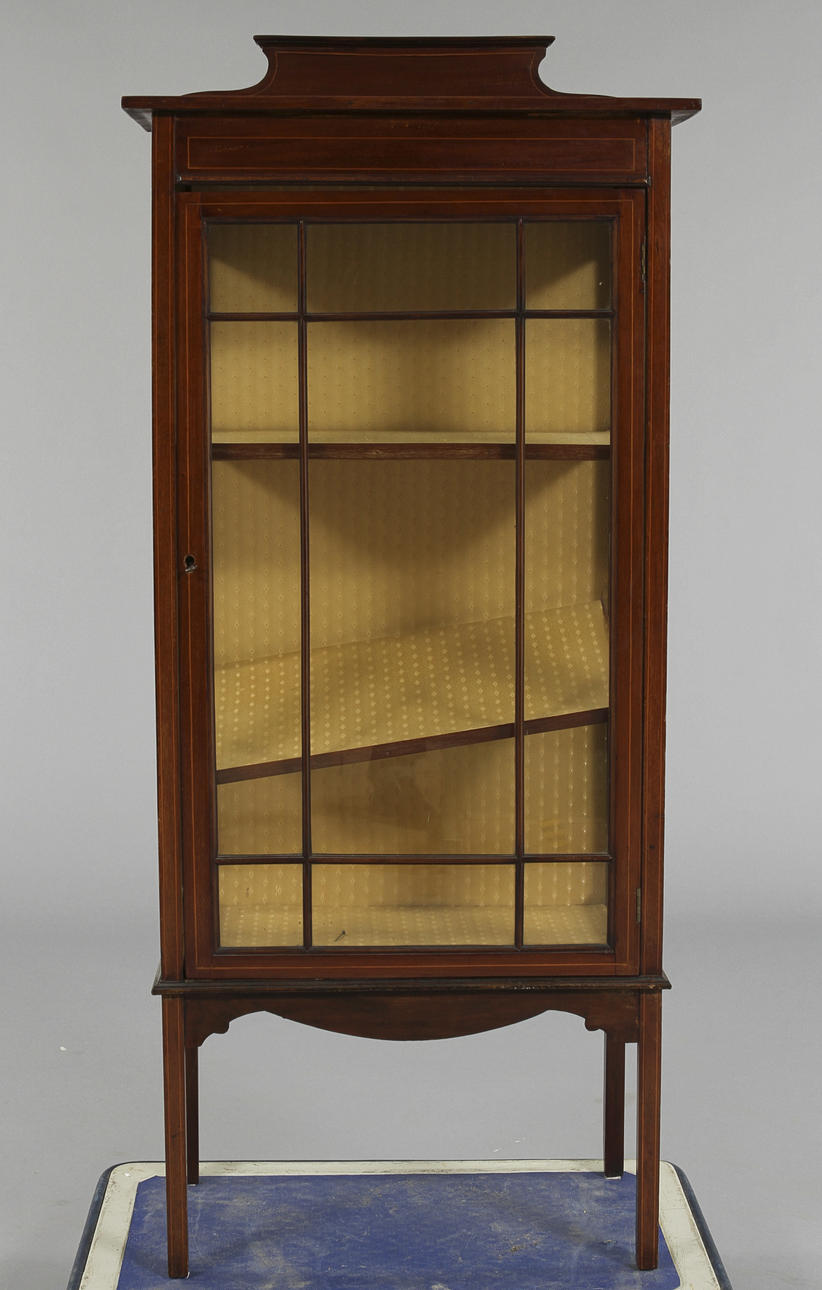 VITRINSKÅP, Engelsk stil.