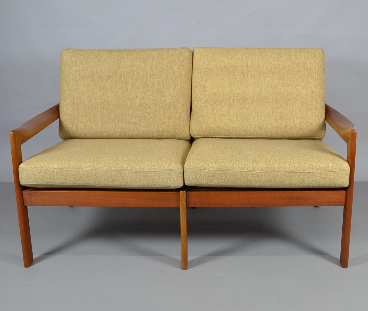 ILLUM WIKKELSØ. SOFA 2 SÆDER.