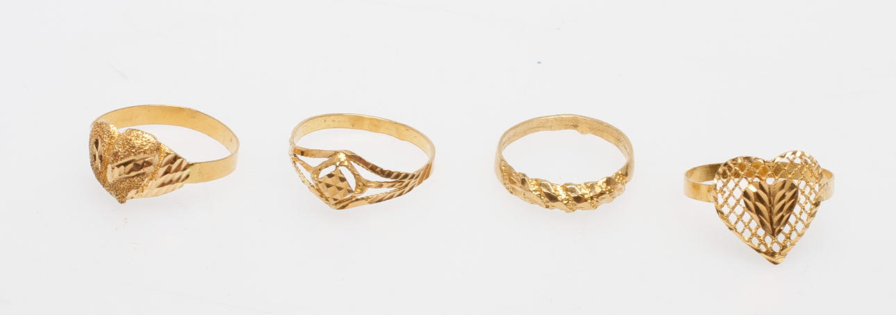 RINGAR, 4 st, 21k guld, vikt ca 7,6 gr.