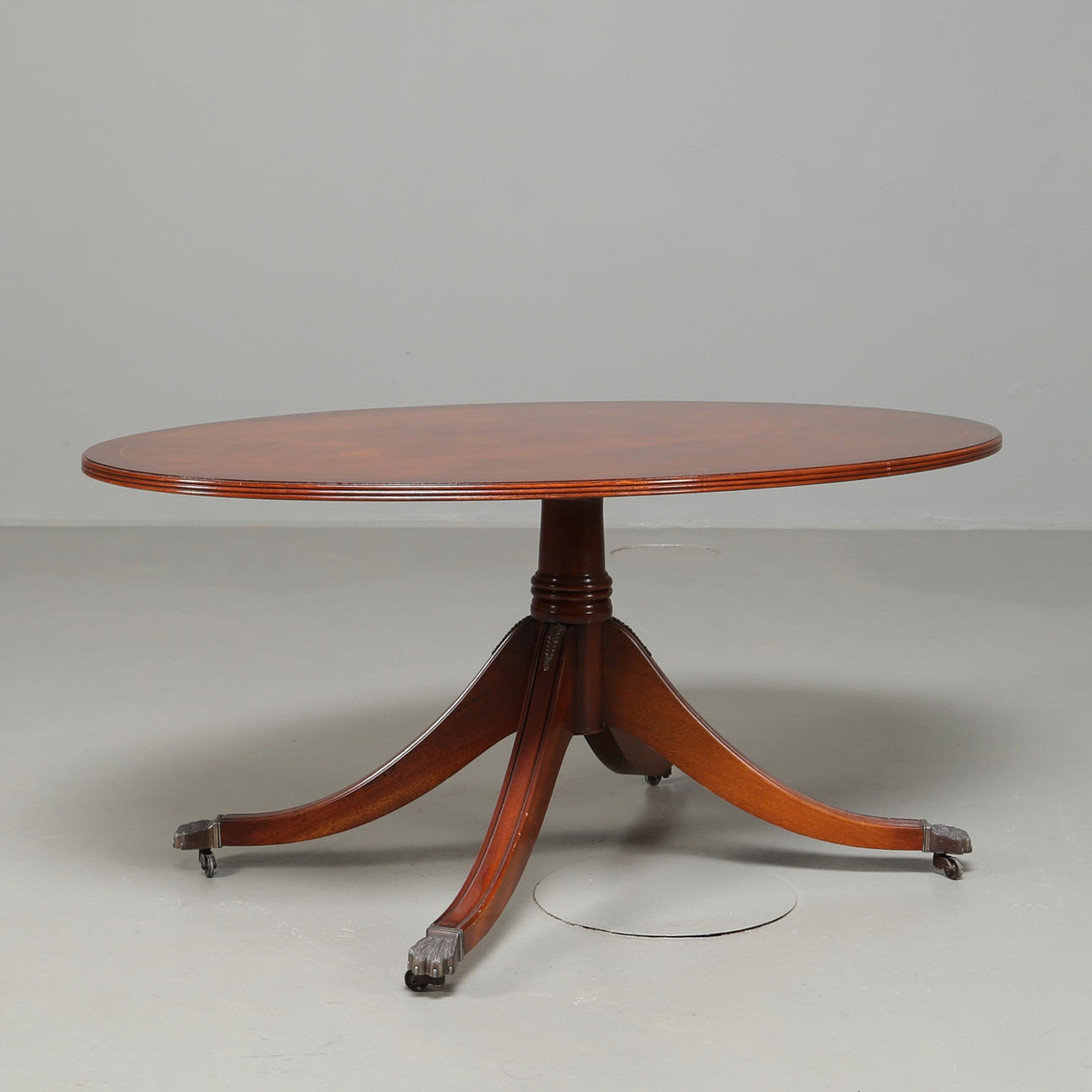 COUCHTISCH Mahagoni mit Messingbeinen, englischer Stil 1900.