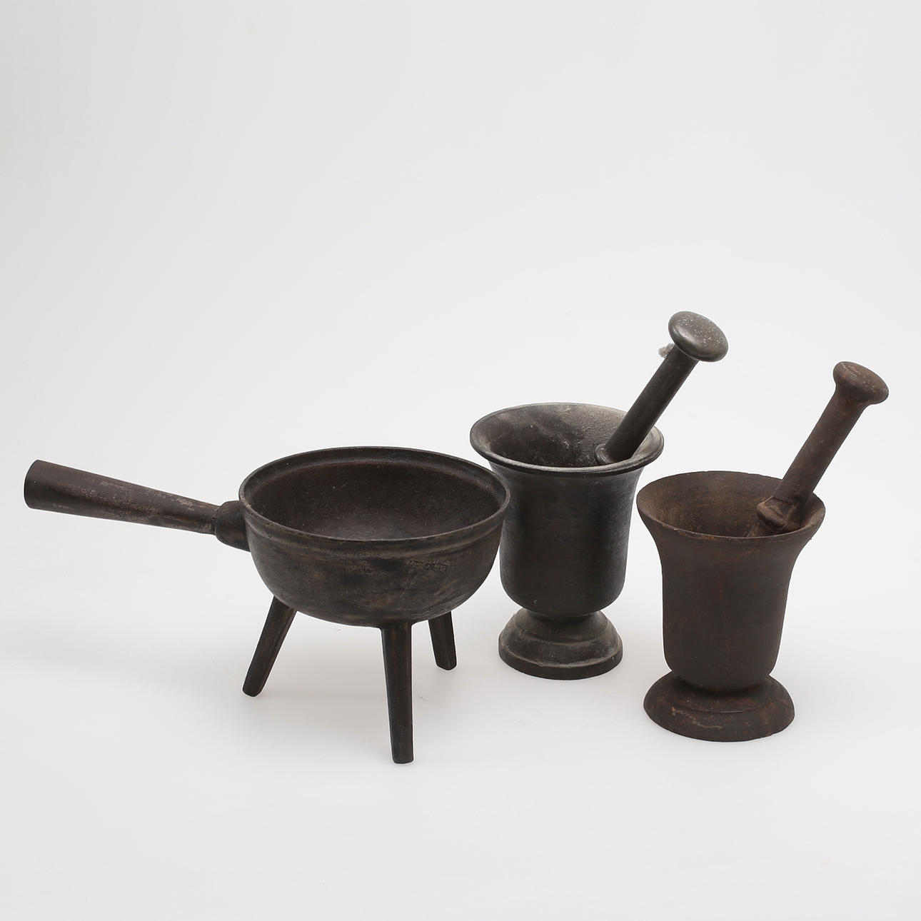 GUSSWAREN, Gusseisen, Mörser und Pfannen, 19. Jahrhundert.