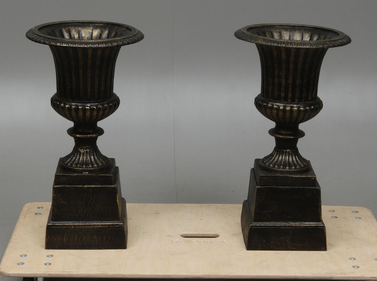 TRÄDGÅRDURNOR 1 par på sockel, gjutjärn, 2000-tal.