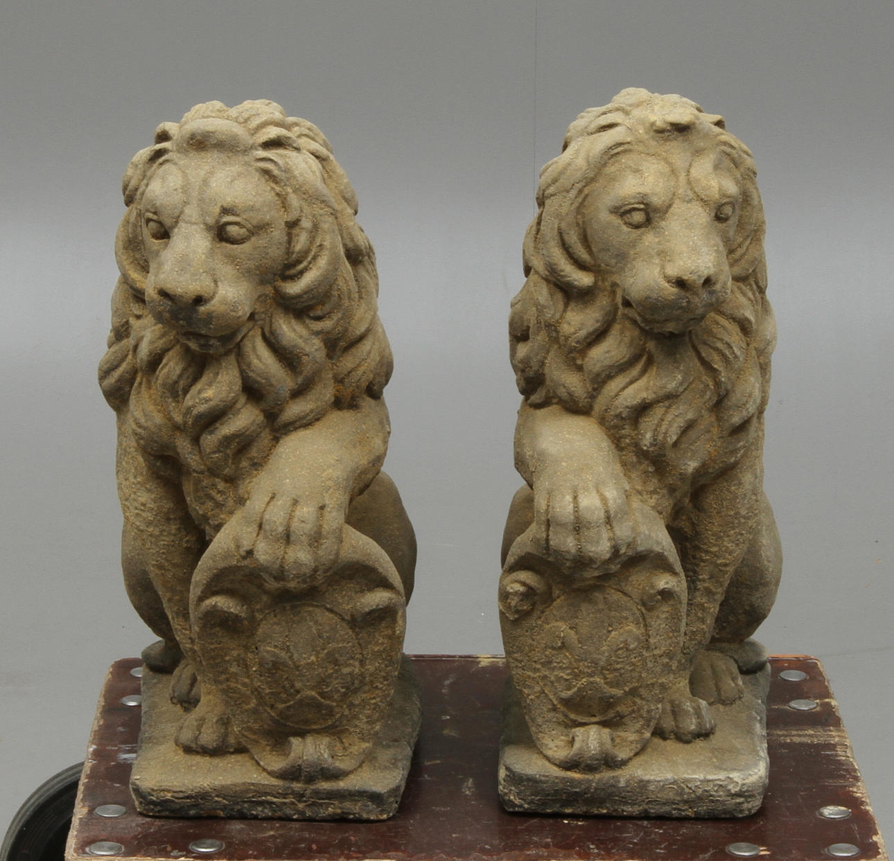 TRÄDGÅRDSKULPTUR i form av lejon, 1 par, 2000-tal.