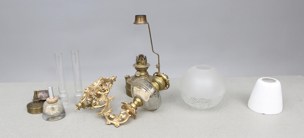 VÄGGFOTOGENSLAMPA samt FOTOGENLAMPSDELAR, 1900-tal.