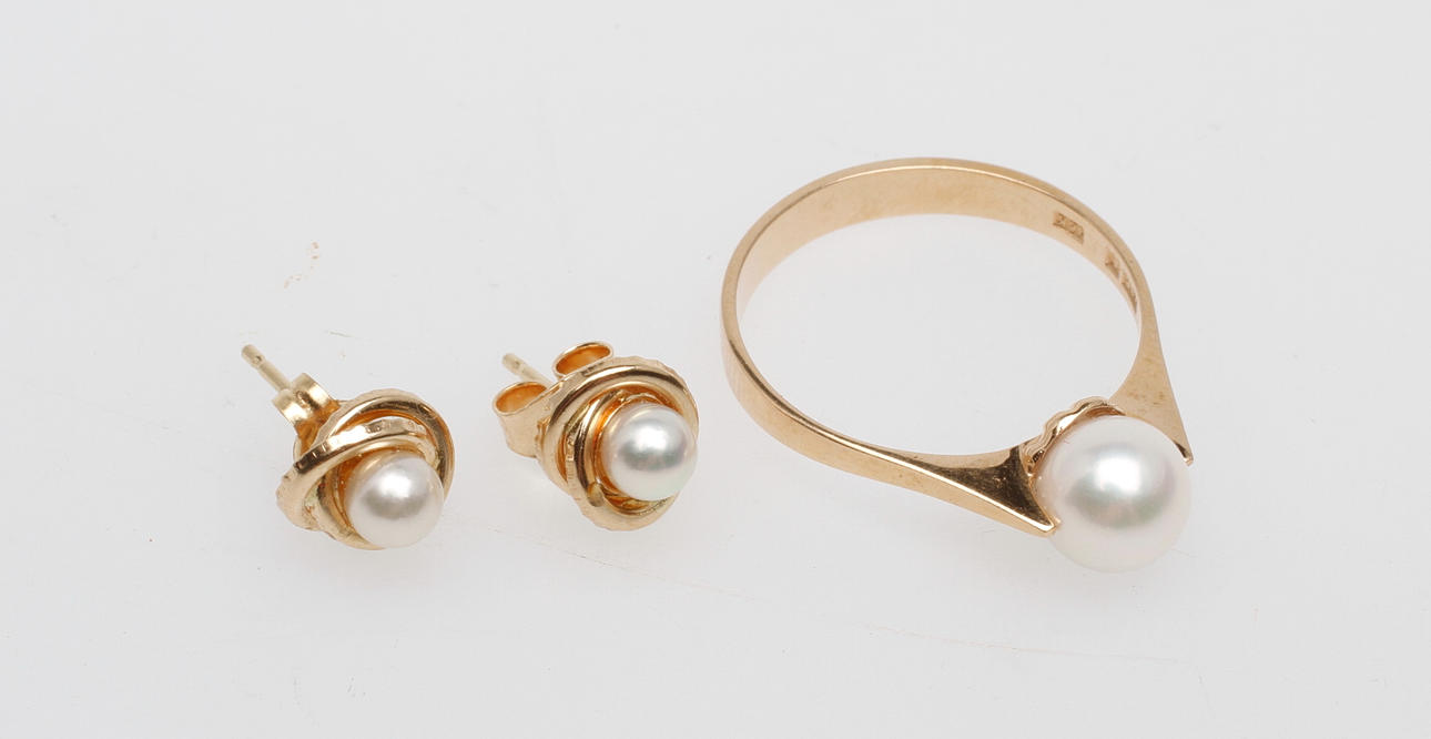 RING samt ETT PAR ÖRHÄNGEN med pärlor, 18k guld, total vikt ca 3,6 gr.