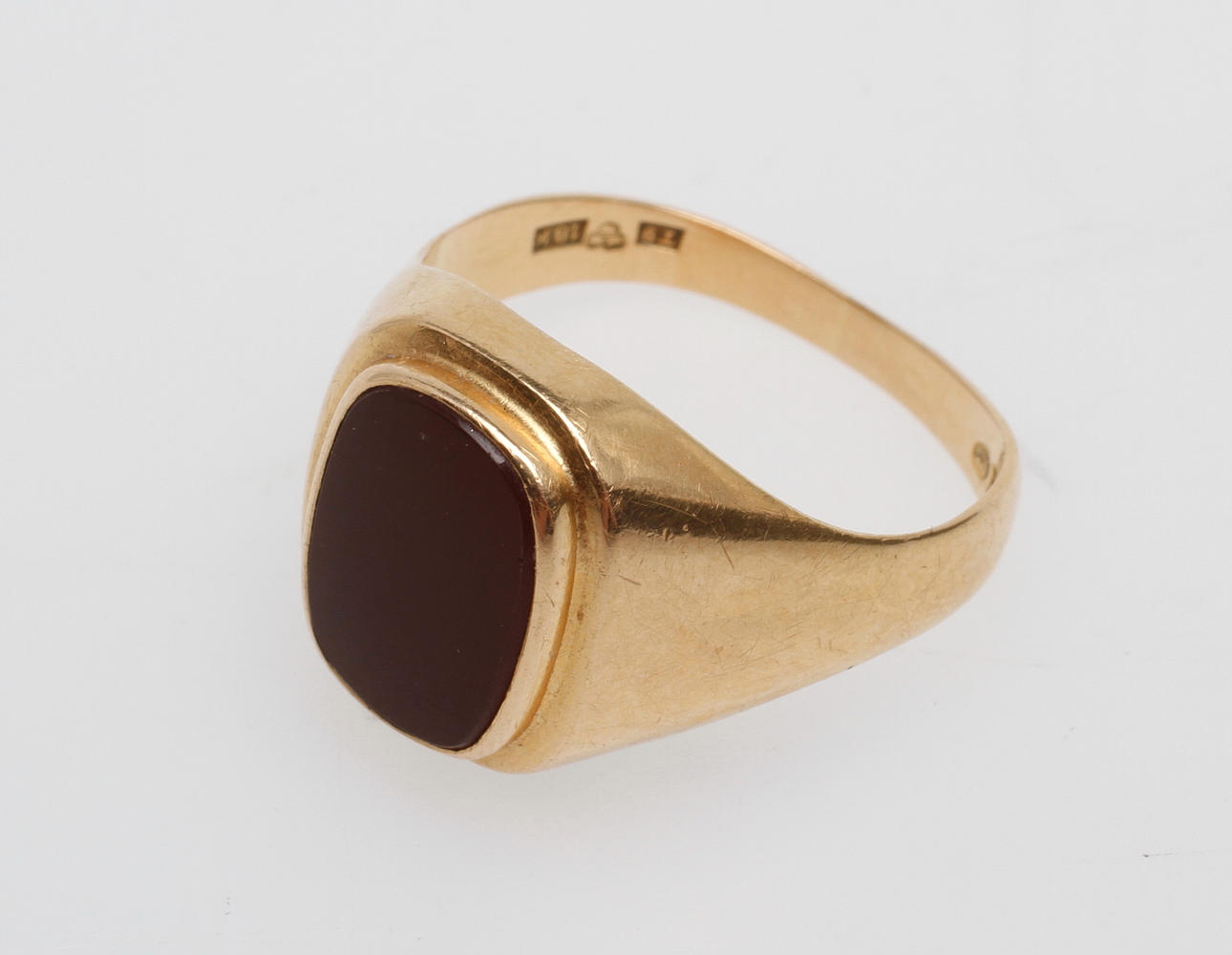 KLACKRING med röd sten, 18k guld, total vikt ca 4,7 gr.